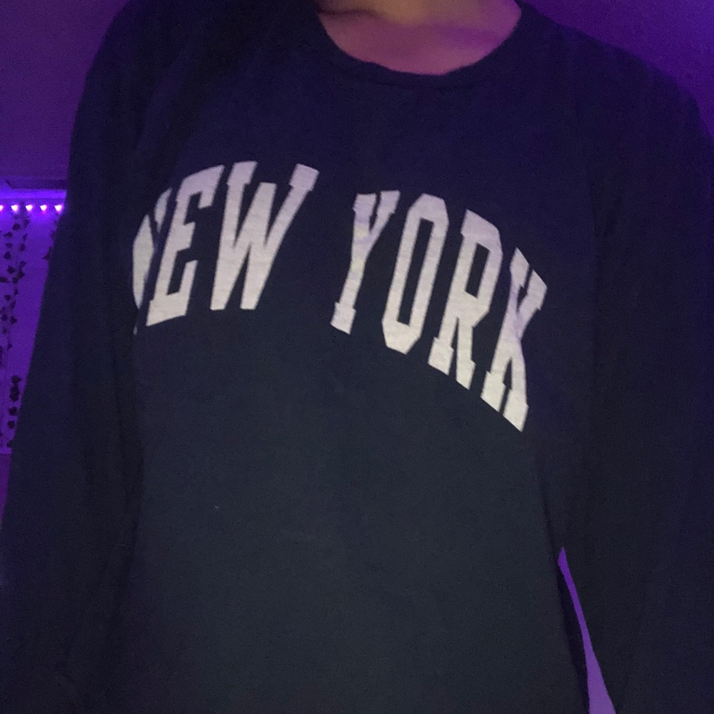 Brandy Melville New York Ling Sleeve Top